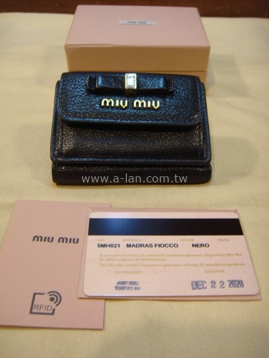 MIU MIU 黑皮短夾-84298188